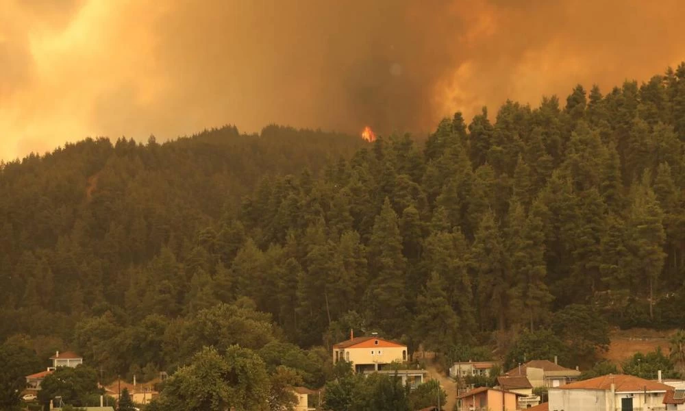  Εύβοια: Μια ανάσα από τους οικισμούς οι πύρινες φλόγες - Εκατοντάδες κάτοικοι εγκαταλείπουν από τη θάλασσα